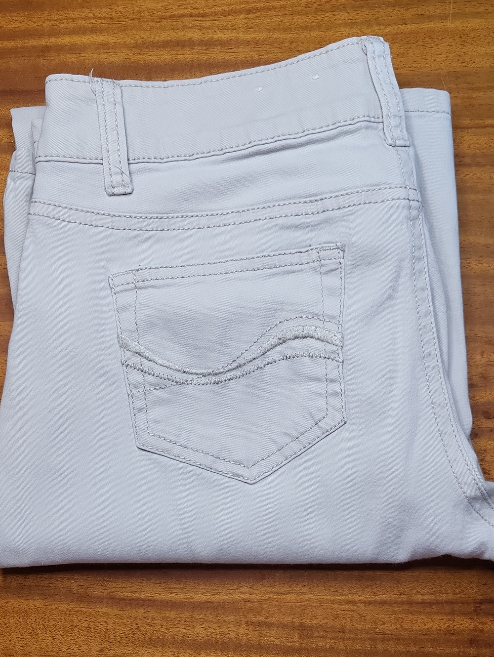 SO Women’s White Skinny Jeans with Back Pocket Stitching
